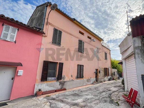 casa indipendente in vendita a Santa Maria Nuova in zona Collina