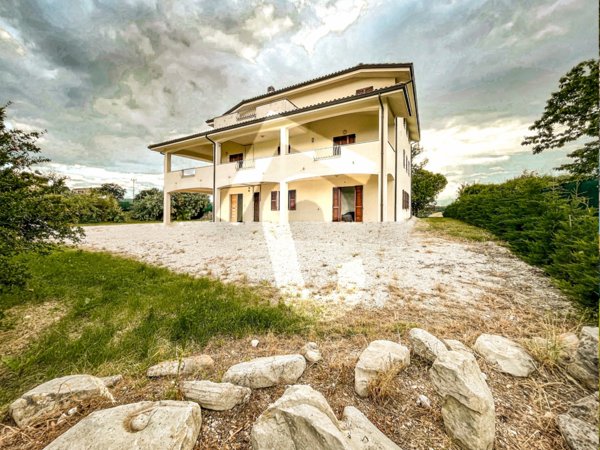 casa indipendente in vendita a Santa Maria Nuova in zona Collina