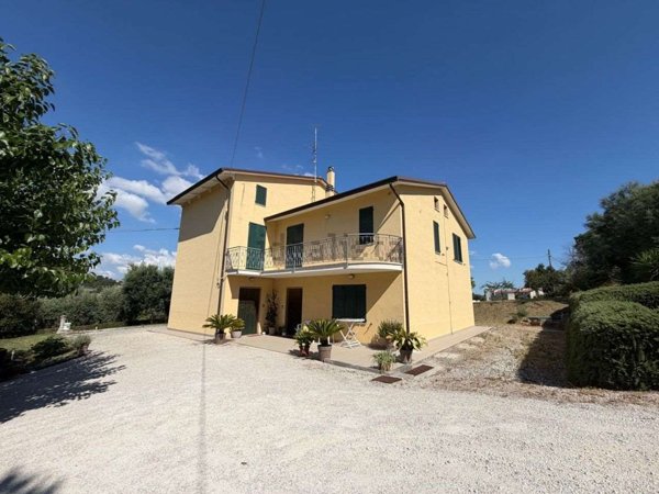 casa indipendente in vendita a Santa Maria Nuova in zona Collina