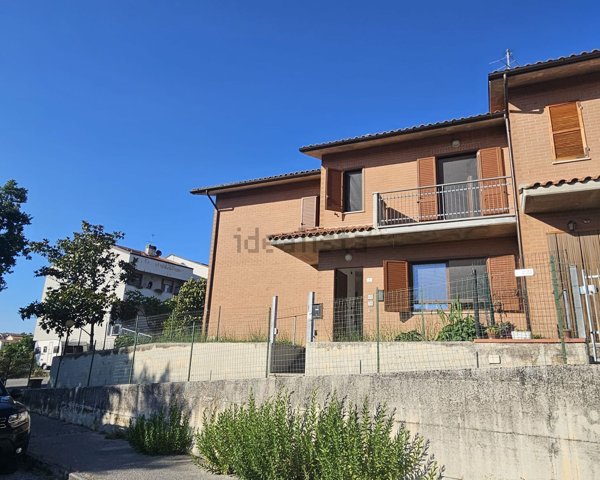 casa indipendente in vendita a Santa Maria Nuova in zona Collina
