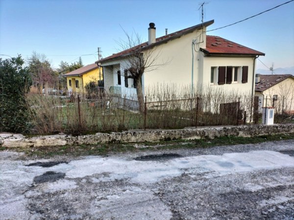 casa indipendente in vendita a Sassoferrato