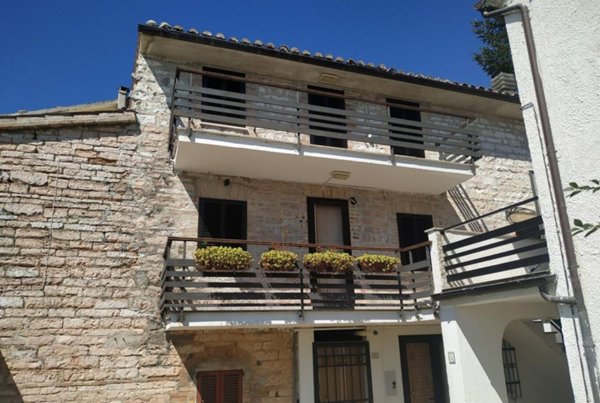 casa indipendente in vendita a Sassoferrato in zona Monterosso