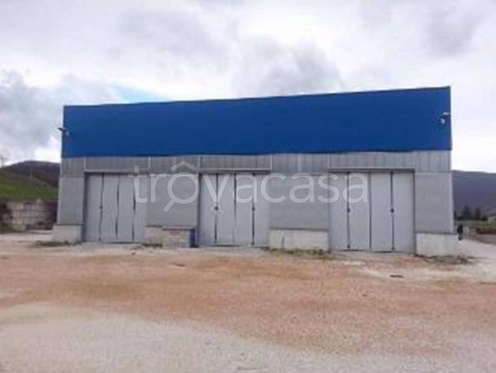 locale commerciale in vendita a Sassoferrato
