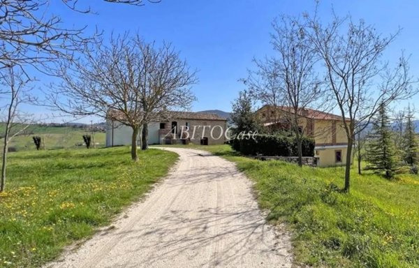 casa indipendente in vendita a Sassoferrato