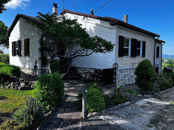 casa indipendente in vendita a Sassoferrato in zona Baruccio