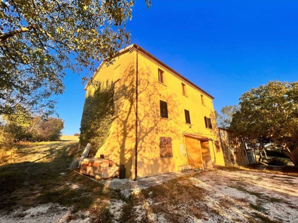 casa indipendente in vendita a Sassoferrato in zona Castagna