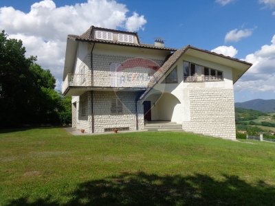 casa indipendente in vendita a Sassoferrato