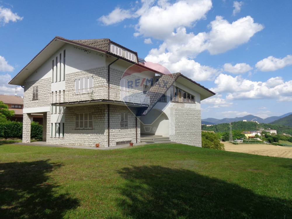 casa indipendente in vendita a Sassoferrato