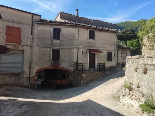 casa indipendente in vendita a Sassoferrato in zona Piaggiasecca