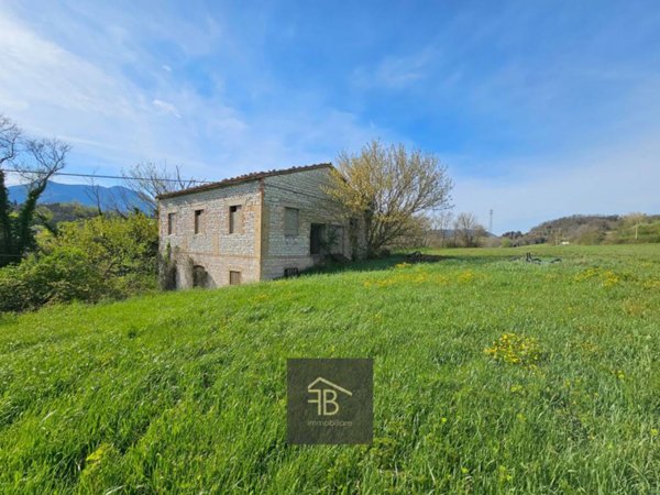 casa indipendente in vendita a Sassoferrato