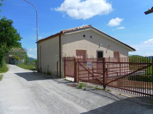 casa indipendente in vendita a Sassoferrato in zona Venatura