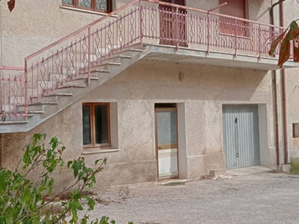 casa indipendente in vendita a Sassoferrato in zona Valdolmo