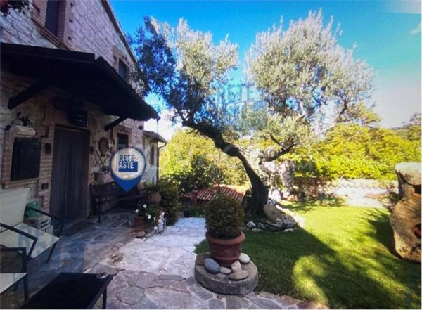 casa indipendente in vendita a Sassoferrato