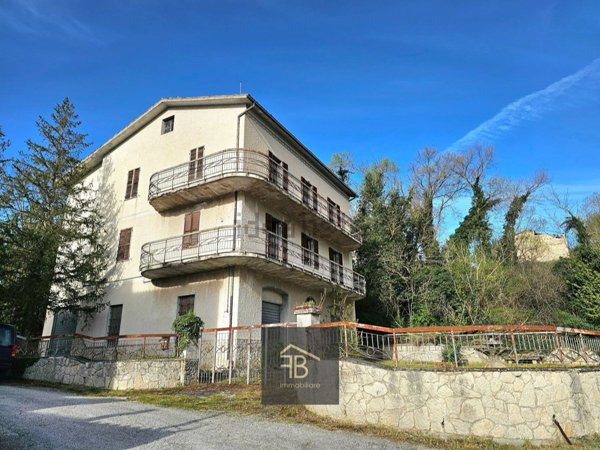 casa indipendente in vendita a Sassoferrato