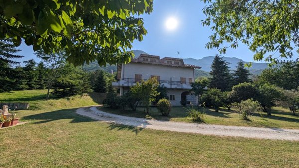 casa indipendente in vendita a Sassoferrato