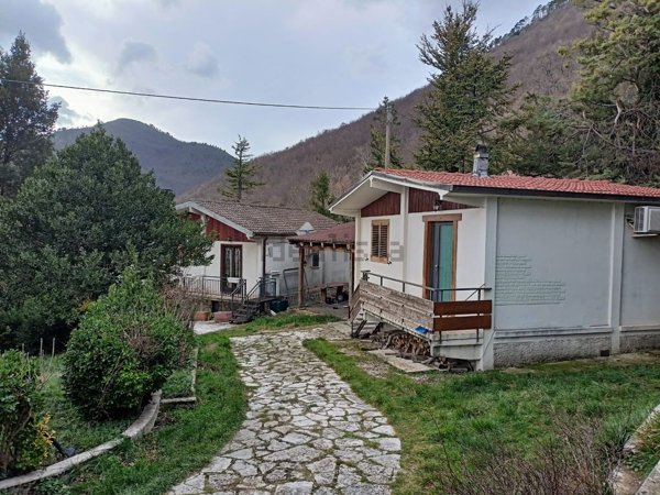 casa indipendente in vendita a Sassoferrato
