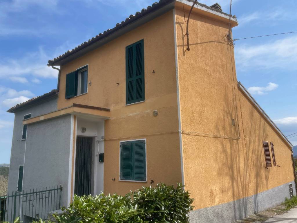 casa indipendente in vendita a Sassoferrato in zona Frassineta