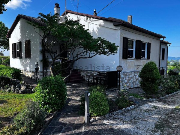casa indipendente in vendita a Sassoferrato in zona Baruccio