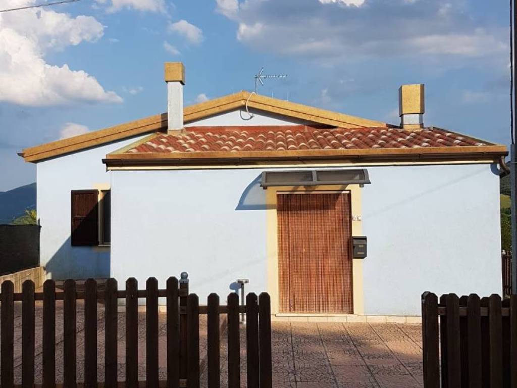 casa indipendente in vendita a Sassoferrato in zona Borgo Sassoferrato