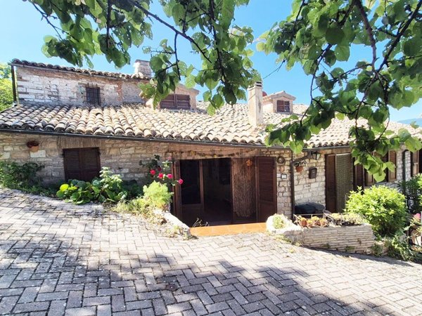 casa indipendente in vendita a Sassoferrato in zona Catobagli