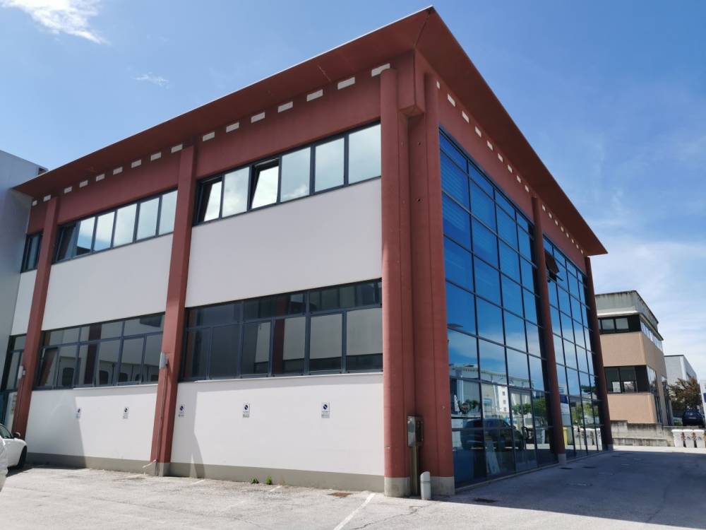 locale commerciale in vendita a Senigallia