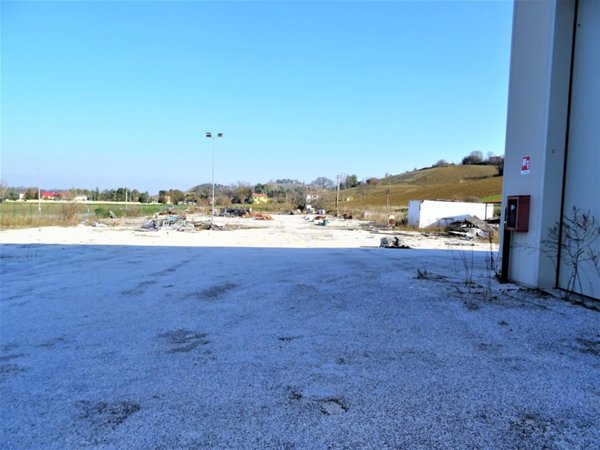 locale commerciale in vendita a Senigallia