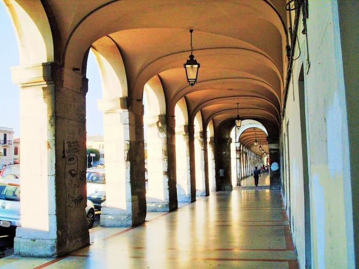 locale commerciale in vendita a Senigallia