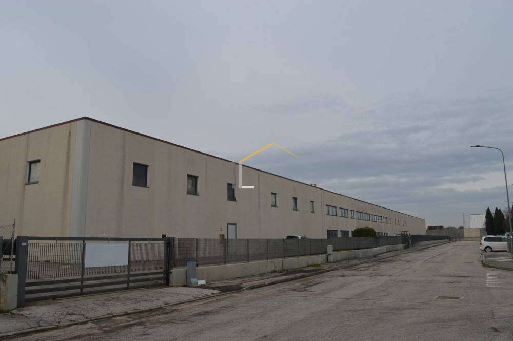 locale commerciale in vendita a Senigallia