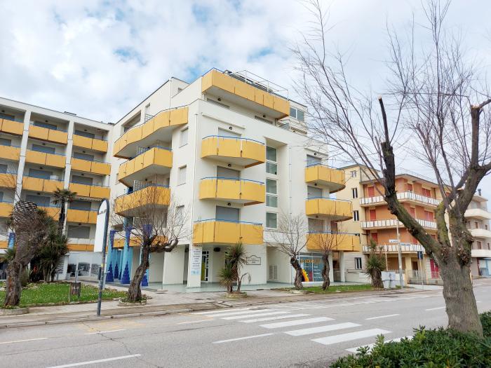 locale commerciale in vendita a Senigallia