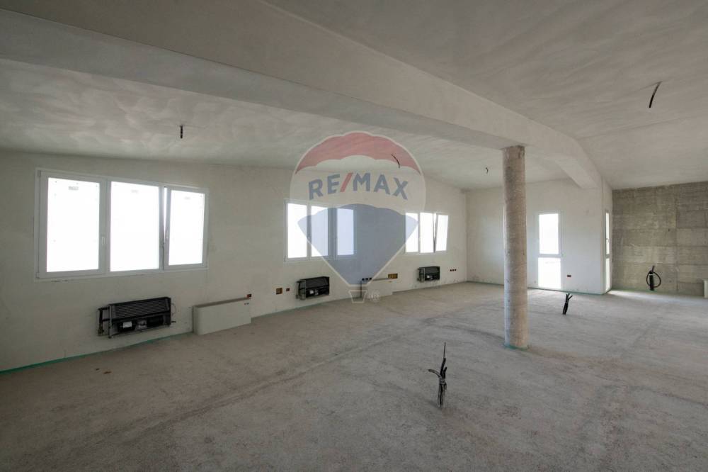 locale commerciale in vendita a Senigallia