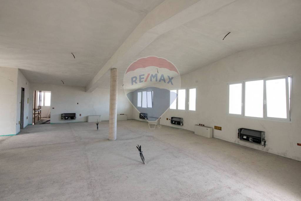 locale commerciale in vendita a Senigallia