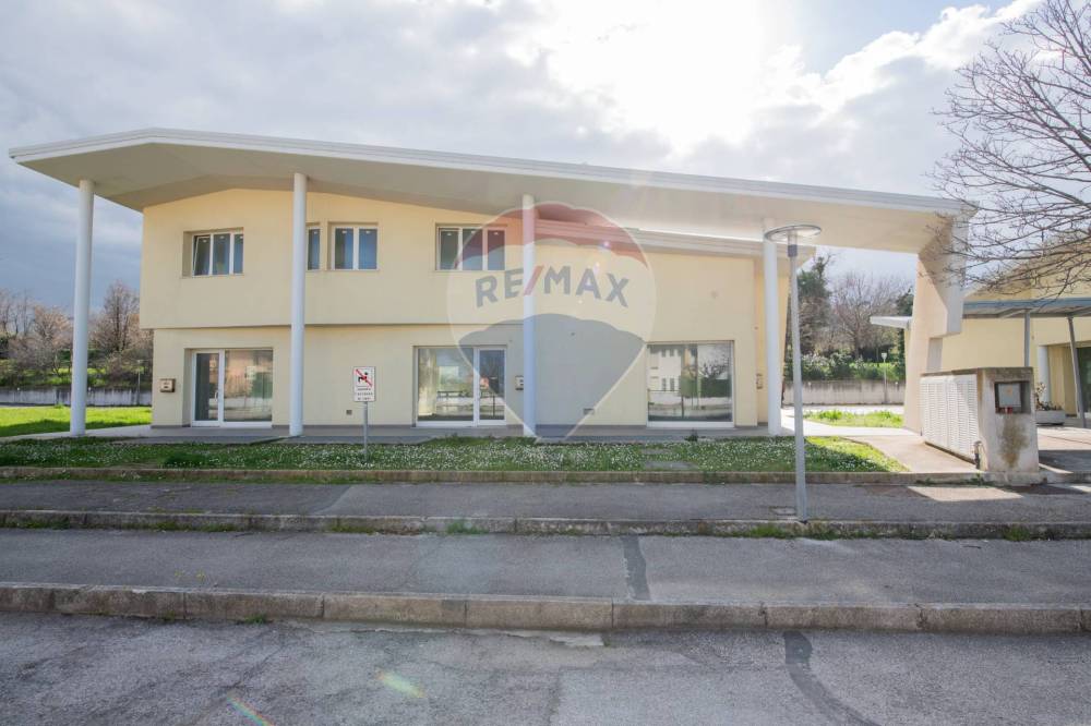 locale commerciale in vendita a Senigallia