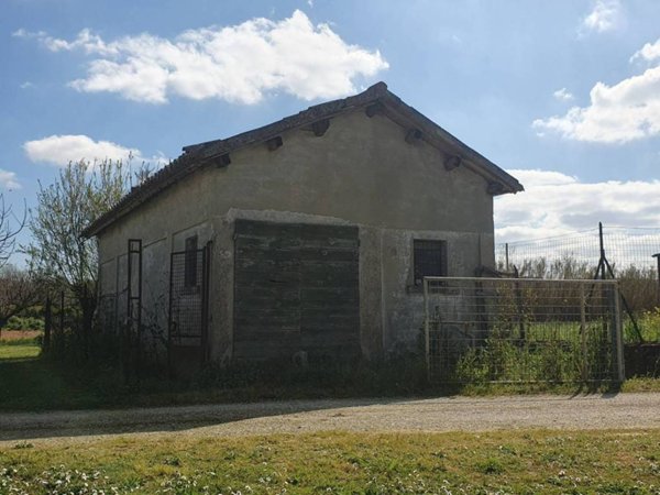 locale commerciale in vendita a Senigallia in zona Cannella