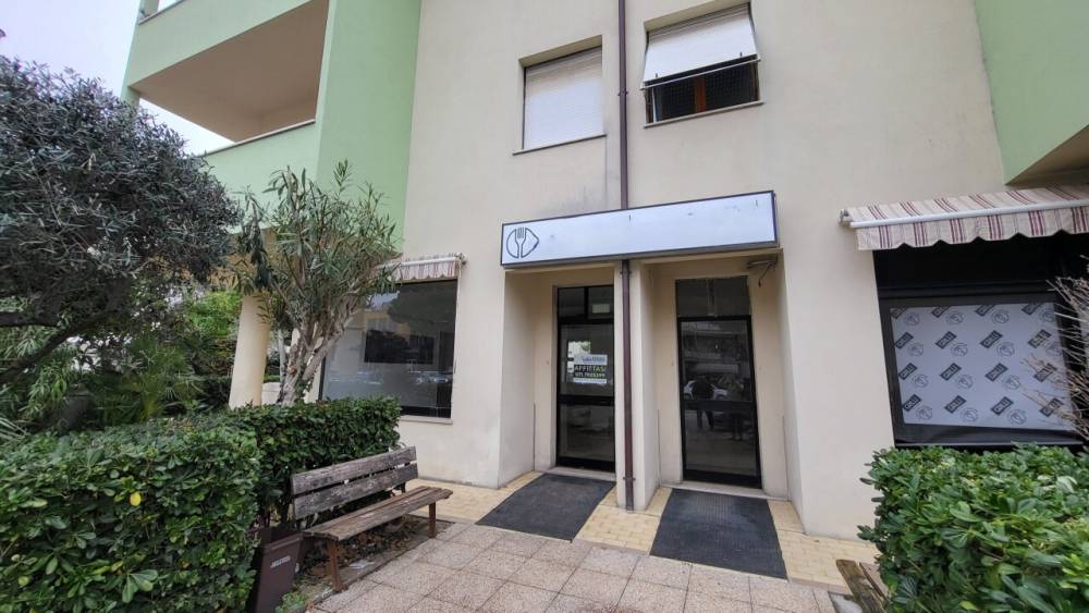 locale commerciale in vendita a Senigallia