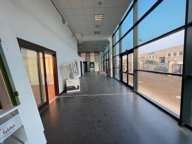 locale commerciale in vendita a Senigallia