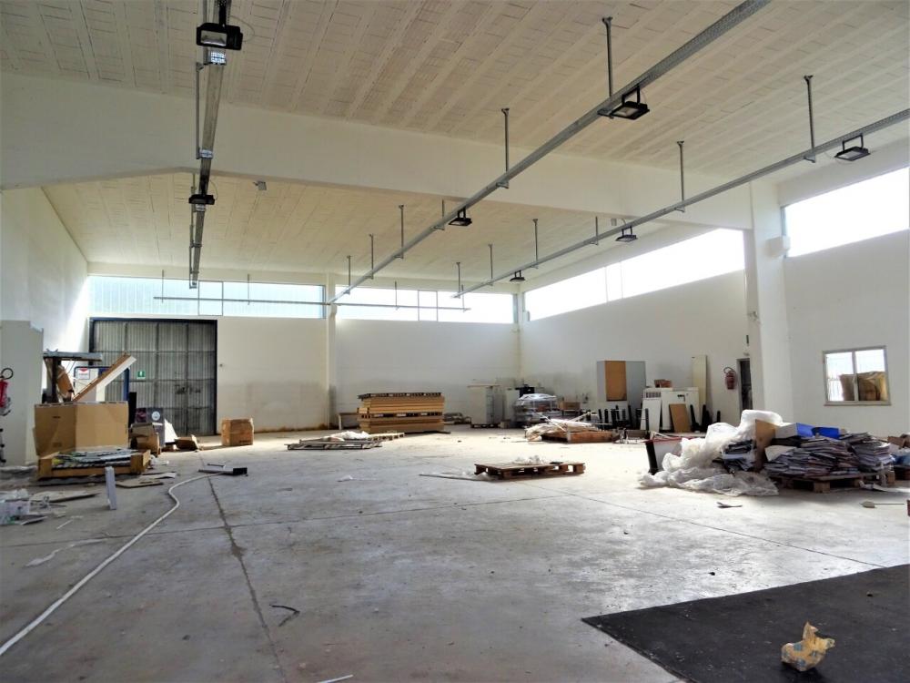 capannone in vendita a Senigallia in zona Marzocca