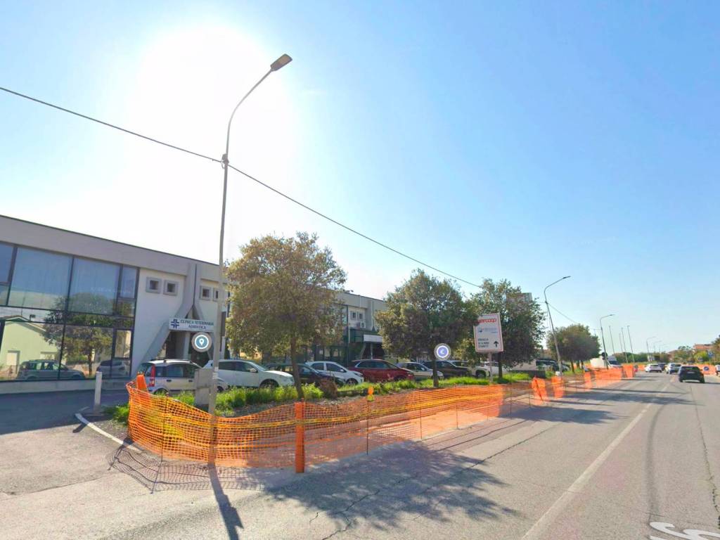 negozio in vendita a Senigallia in zona Cesano