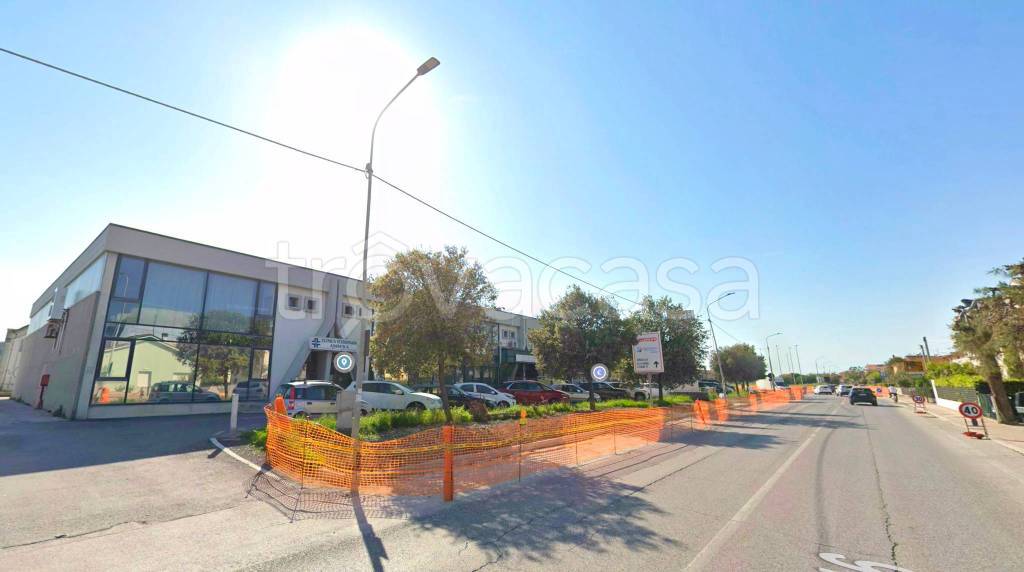 negozio in vendita a Senigallia in zona Cesano