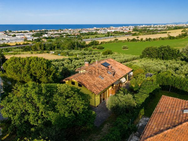 casa indipendente in vendita a Senigallia in zona Scapezzano