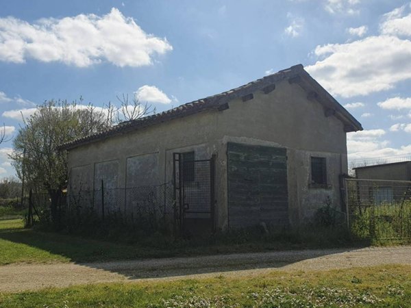 locale commerciale in vendita a Senigallia in zona Cannella