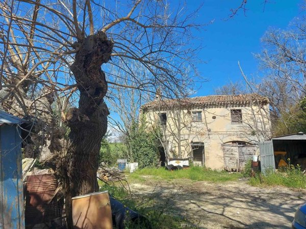 casale in vendita a Senigallia in zona Scapezzano
