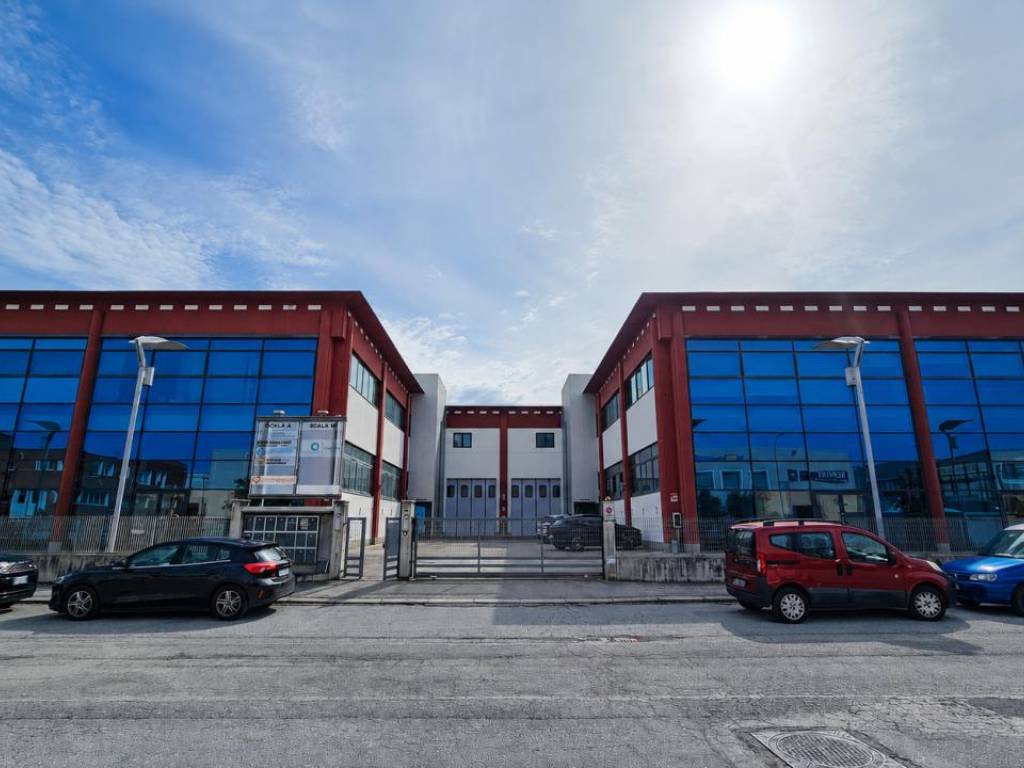 locale commerciale in vendita a Senigallia in zona Cesano