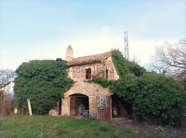 casale in vendita a Senigallia in zona Scapezzano