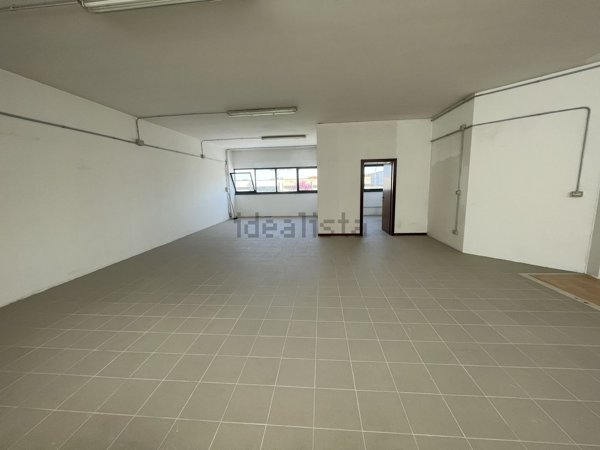 locale commerciale in vendita a Senigallia in zona Cesano