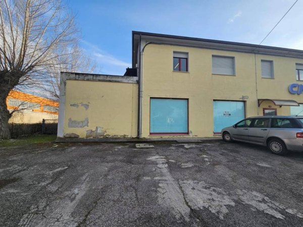 locale commerciale in vendita a Senigallia in zona Bettolelle