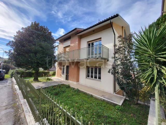casa indipendente in vendita a Serra de' Conti