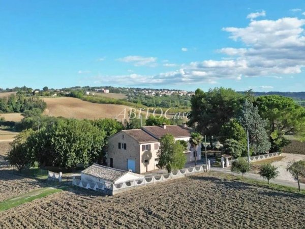 casa indipendente in vendita a Serra de' Conti