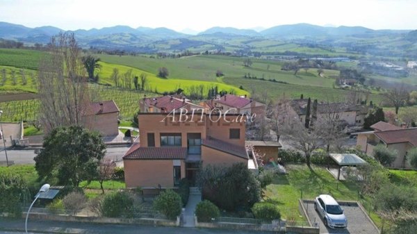 casa indipendente in vendita a Serra de' Conti
