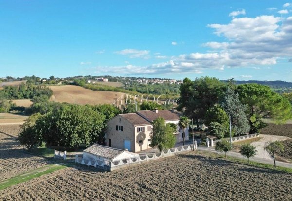 casa indipendente in vendita a Serra de' Conti
