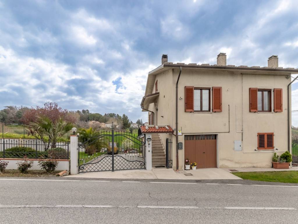 casa indipendente in vendita a Serra de' Conti